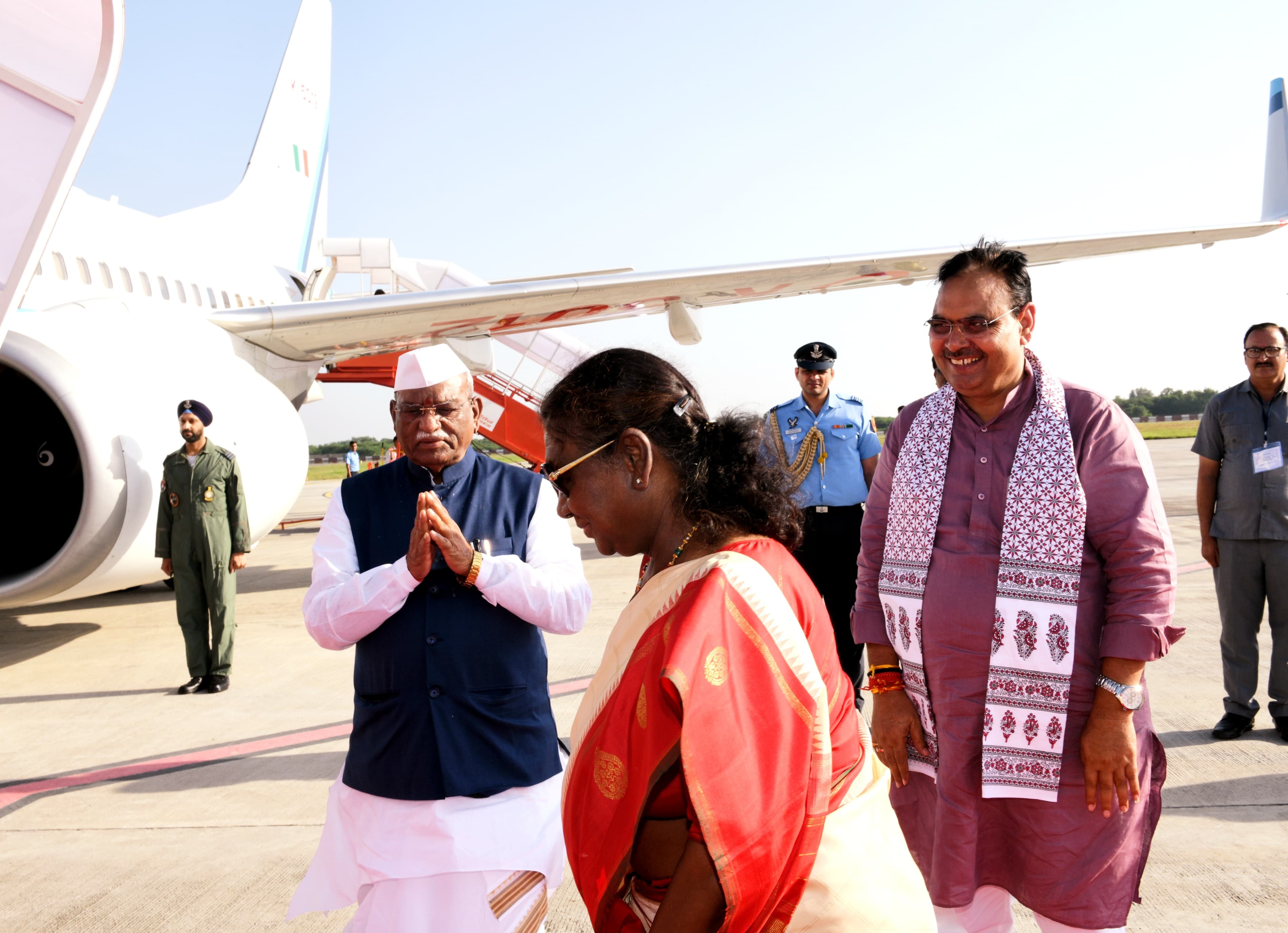 राज्यपाल और मुख्यमंत्री ने राष्ट्रपति को भावभीनी विदाई दी राज्यपाल और मुख्यमंत्री ने राष्ट्रपति को भावभीनी विदाई दी