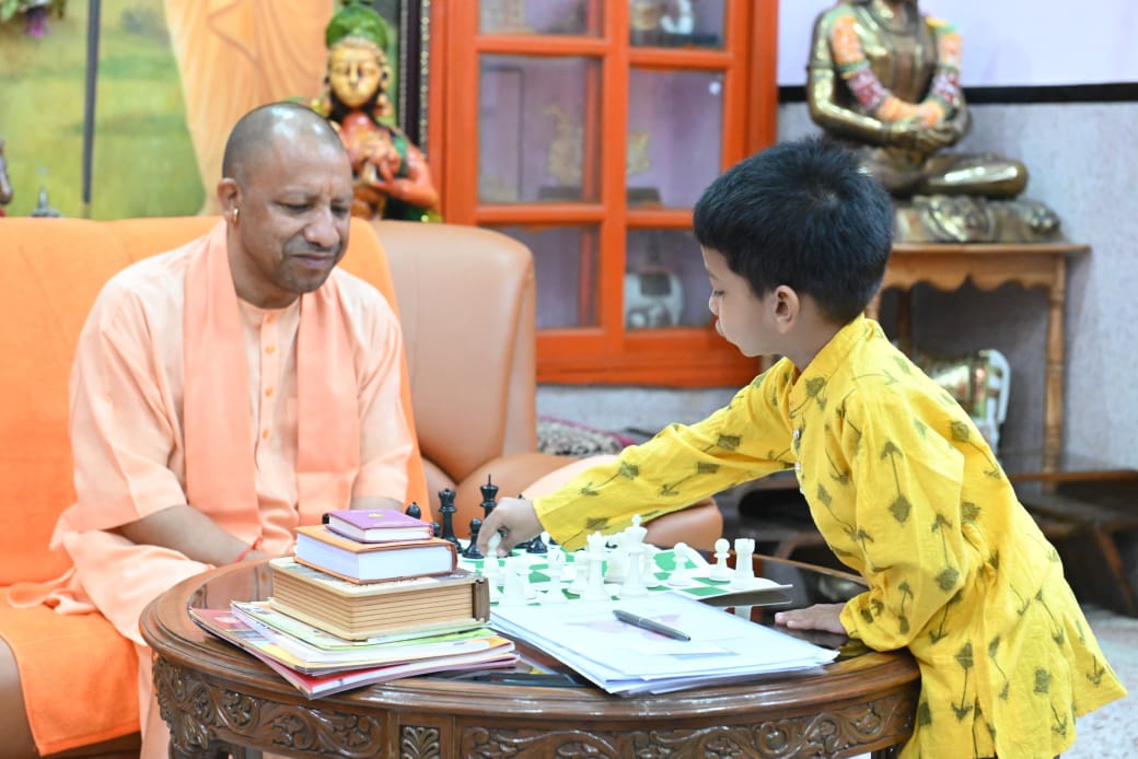 *सबसे कम उम्र के फीडे रेटेड खिलाड़ी कुशाग्र के साथ शतरंज खेल सीएम योगी ने बढ़ाया उत्साह*
