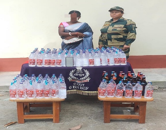 शराब के साथ पकड़ी गई महिला शराब के साथ पकड़ी गई महिला