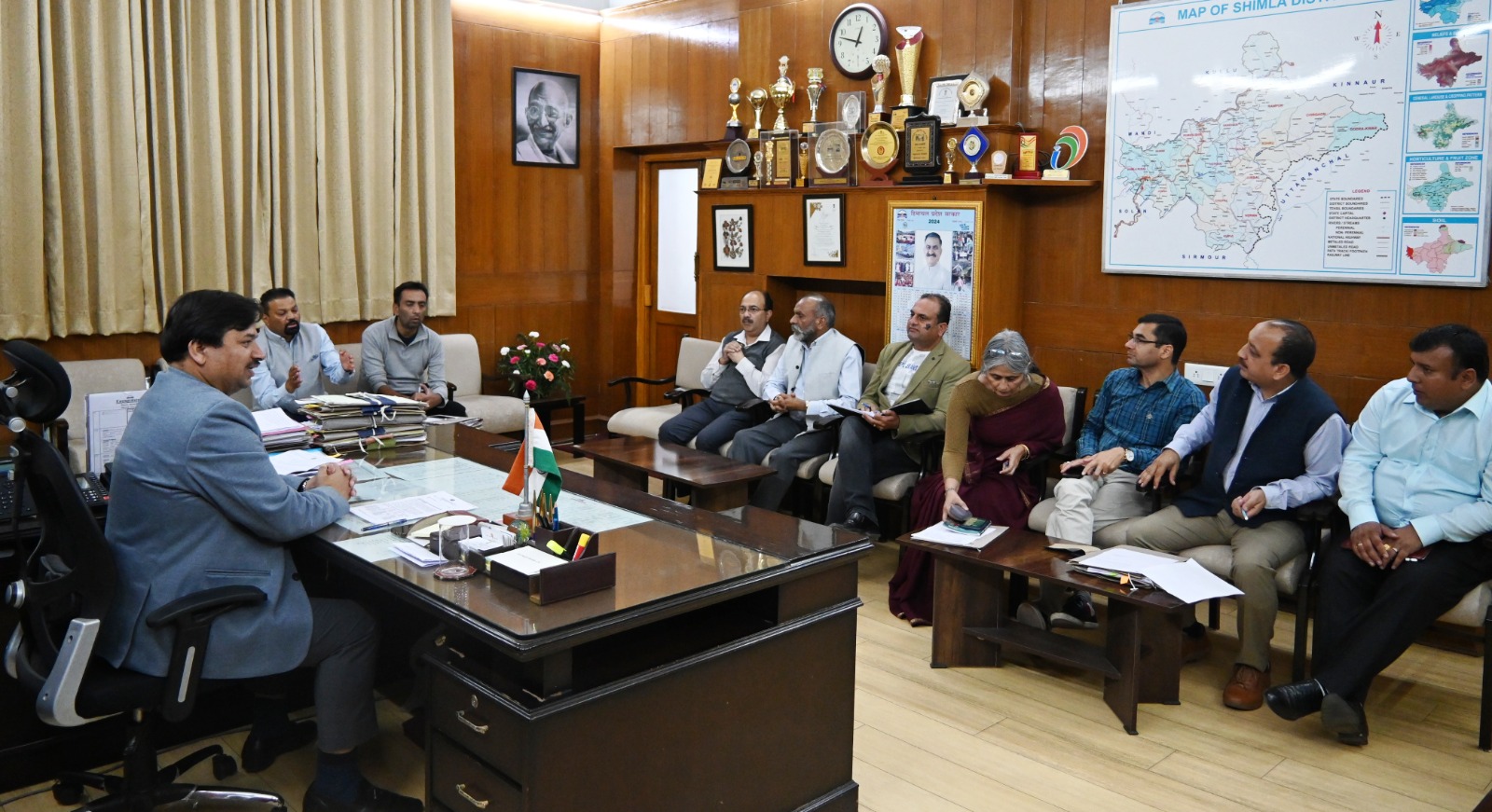 शिमला के उपायुक्त बैठक की अध्यक्षता करते हुए शिमला के उपायुक्त बैठक की अध्यक्षता करते हुए