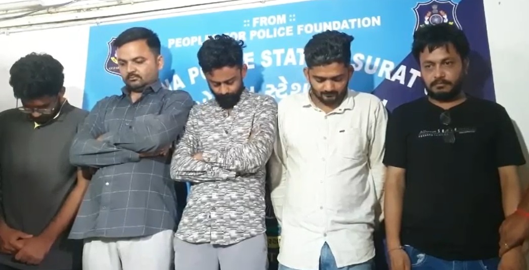 सूरत के सरथाणा थाना क्षेत्र अंतर्गत फेक ई-कॉमर्स वेबसाइट के जरिए लोगों के साथ ठगी करने के मामले में पकड़े गए आरोपित।