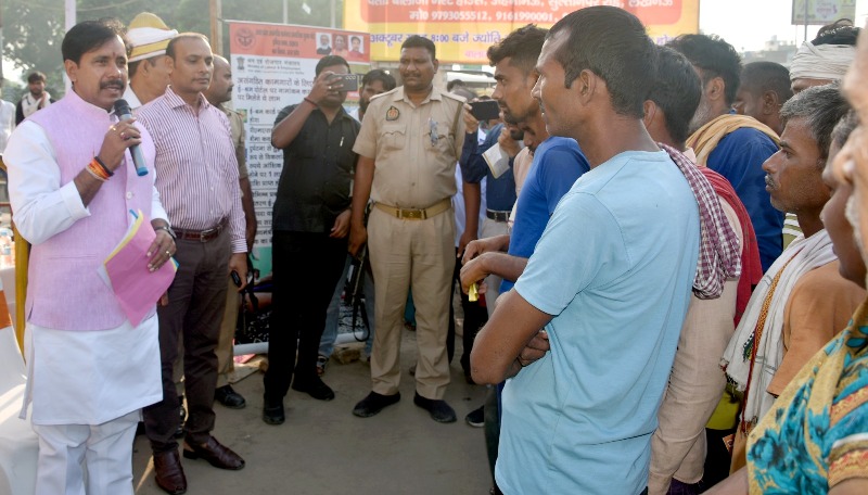 अहमामऊ में देहाड़ी मजदूरों से मिलते श्रम मंत्री अनिल (फोटो) अहमामऊ में देहाड़ी मजदूरों से मिलते श्रम मंत्री अनिल (फोटो)