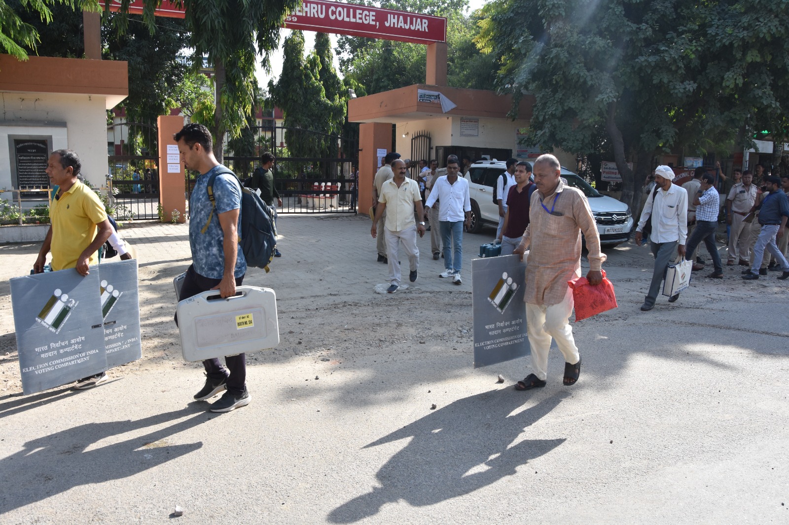 झज्जर स्थित राजकीय नेहरू पीजी कालेज परिसर से मतदान केंद्रों के लिए रवाना होती पोलिंग पार्टियां झज्जर स्थित राजकीय नेहरू पीजी कालेज परिसर से मतदान केंद्रों के लिए रवाना होती पोलिंग पार्टियां