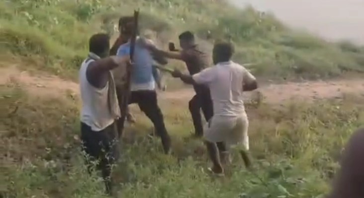 एसएसबी जवान की पिटाई के वीडियो का अंश एसएसबी जवान की पिटाई के वीडियो का अंश