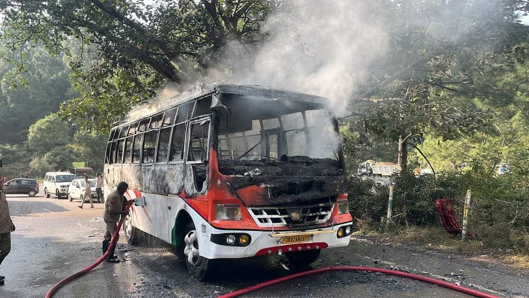 माता वैष्णो देवी के पवित्र मंदिर से लौट रही एक बस में लगी आग