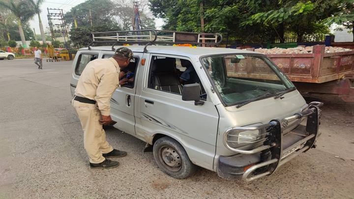 स्कूल वाहन की जांच करते पुलिस कर्मी स्कूल वाहन की जांच करते पुलिस कर्मी