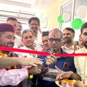 फीता काटकर डायलिसिस यूनिट का शुभारंभ करते विधायक सुरेश सिंह चौहान।