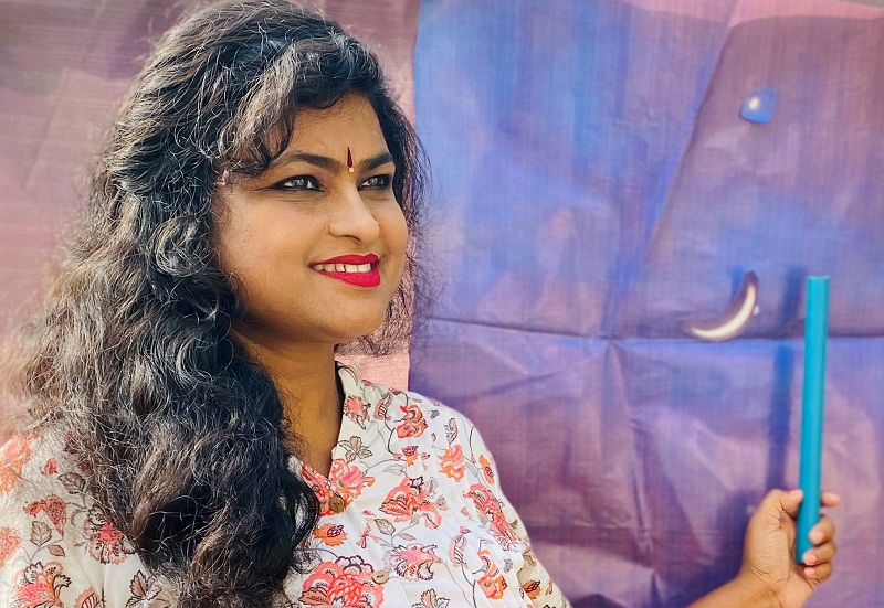 खगोलीय घटना की जानकारी देते विज्ञान प्रसारक सारिका खगोलीय घटना की जानकारी देते विज्ञान प्रसारक सारिका