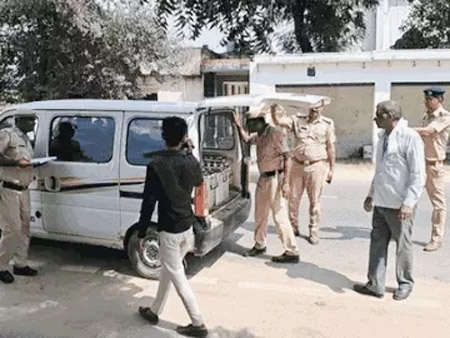 4 Snp- 2    सोनीपत: सोनीपत पुलिस कमिश्नर सतेंद्र गुप्ता         पुलिस प्रबंधों पर जानकारी देते हुए।