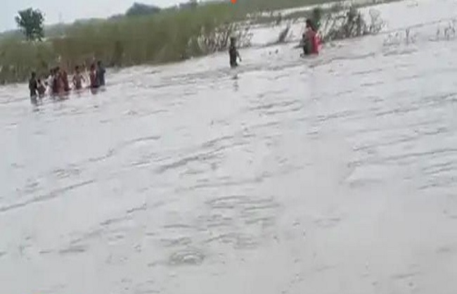 कोसी नदी में नाव पलट जाने के बाद लोग सुरक्षित बाहर आते हुए कोसी नदी में नाव पलट जाने के बाद लोग सुरक्षित बाहर आते हुए