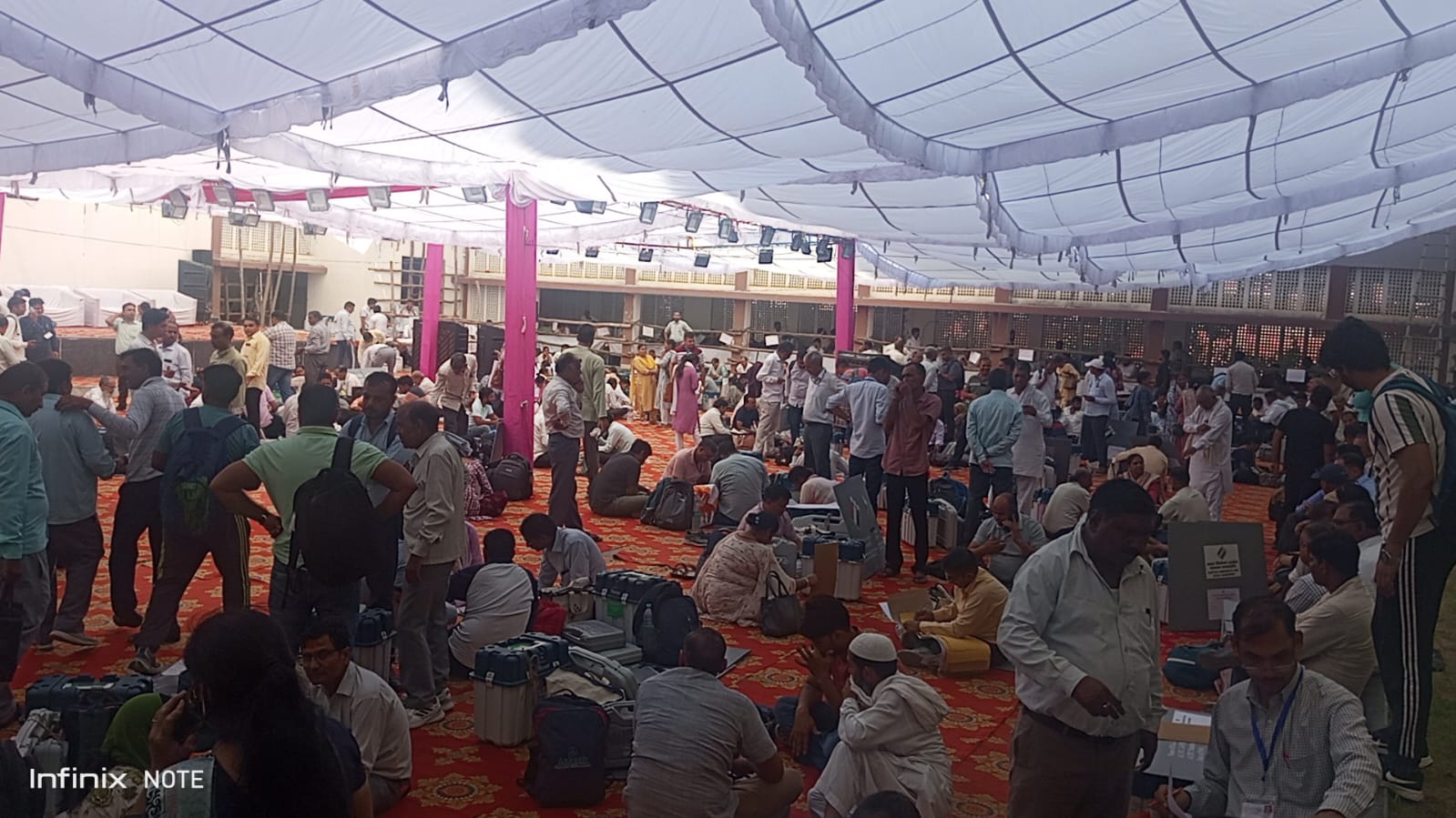 पोलिंग पार्टियों चुनाव का सामान लेकर हुई रवाना
