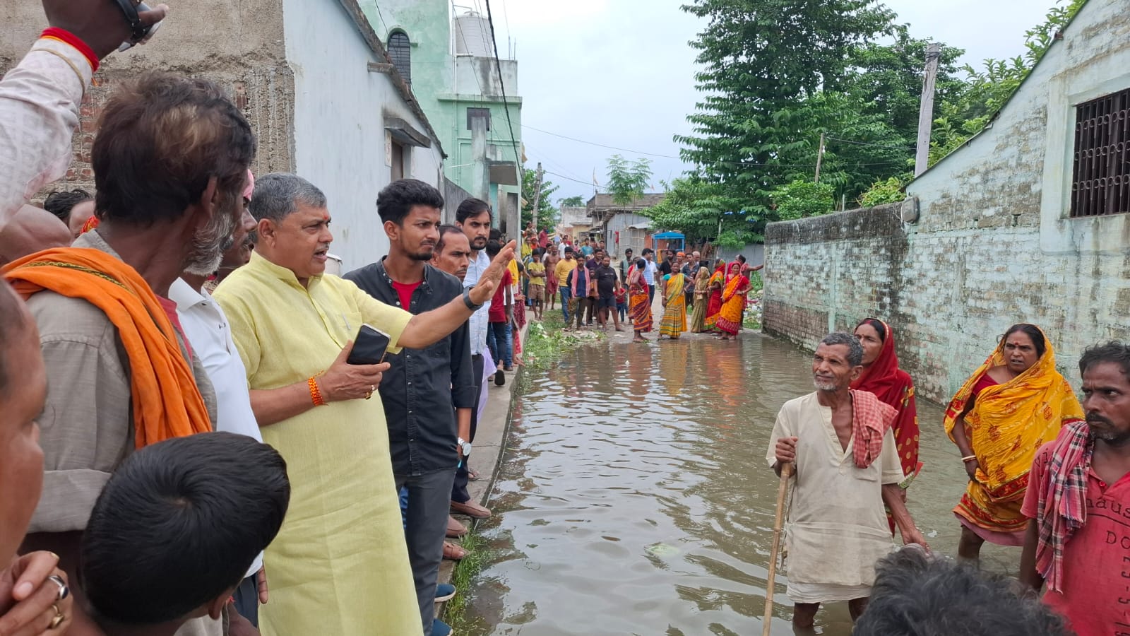 बाढ़ पीड़ितों से मिलते सदर विधायक बाढ़ पीड़ितों से मिलते सदर विधायक
