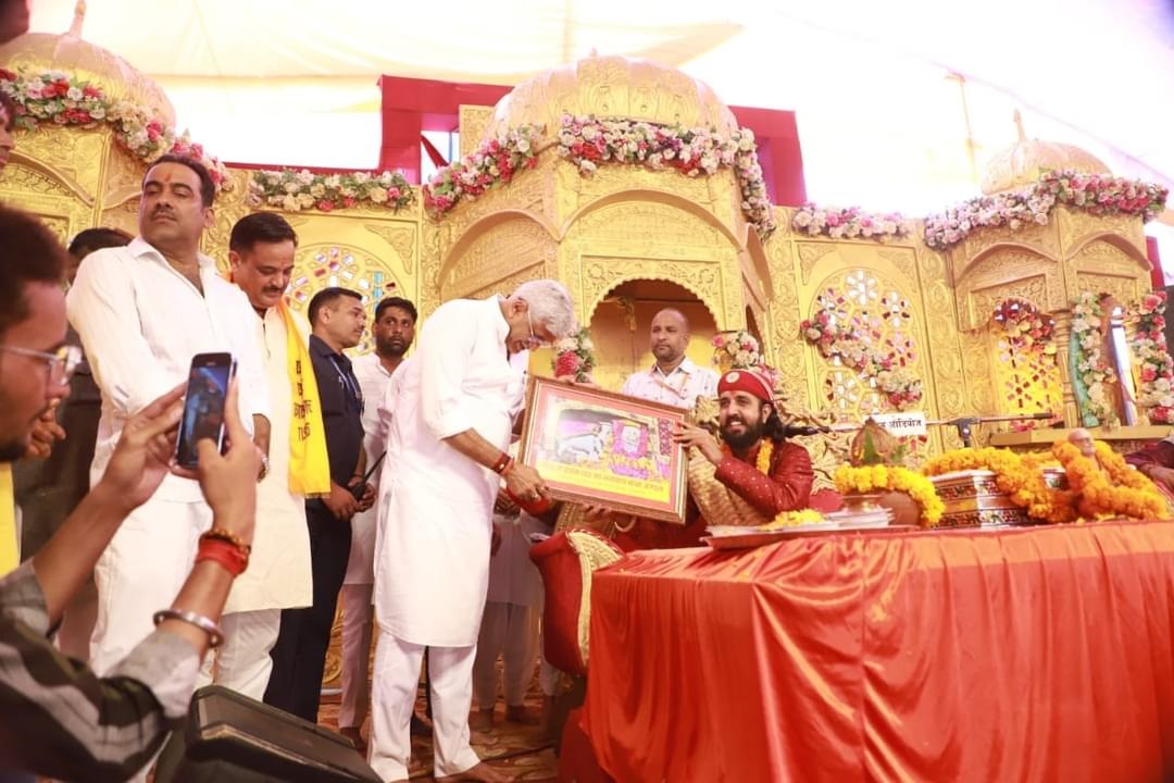 केन्द्रीय मंत्री को तस्वीर भेंट करते महाराज। केन्द्रीय मंत्री को तस्वीर भेंट करते महाराज।