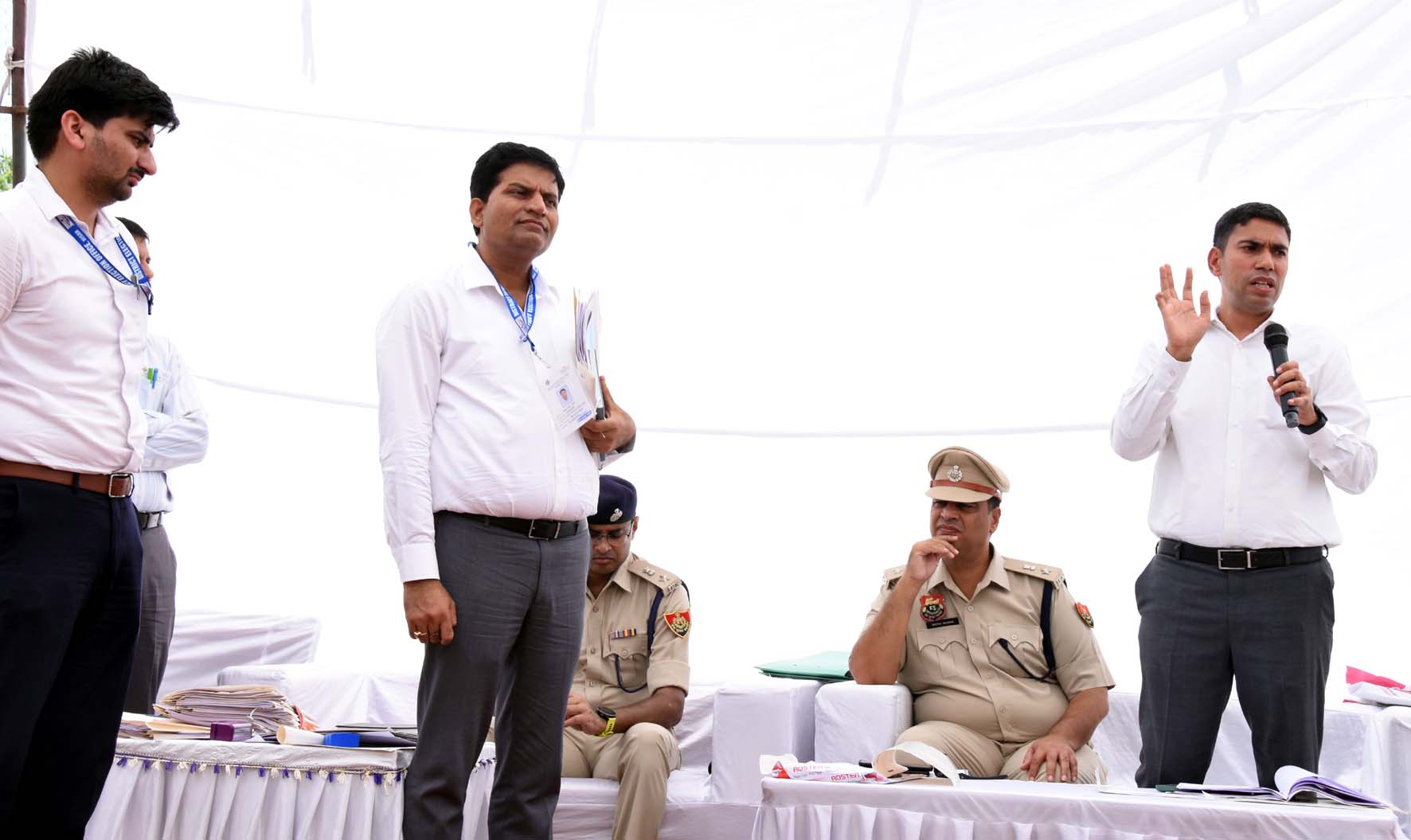 चुनाव बारे आवश्यक निर्देश देते जिला निर्वाचन अधिकारी एवं उपायुक्त प्रदीप दहिया।