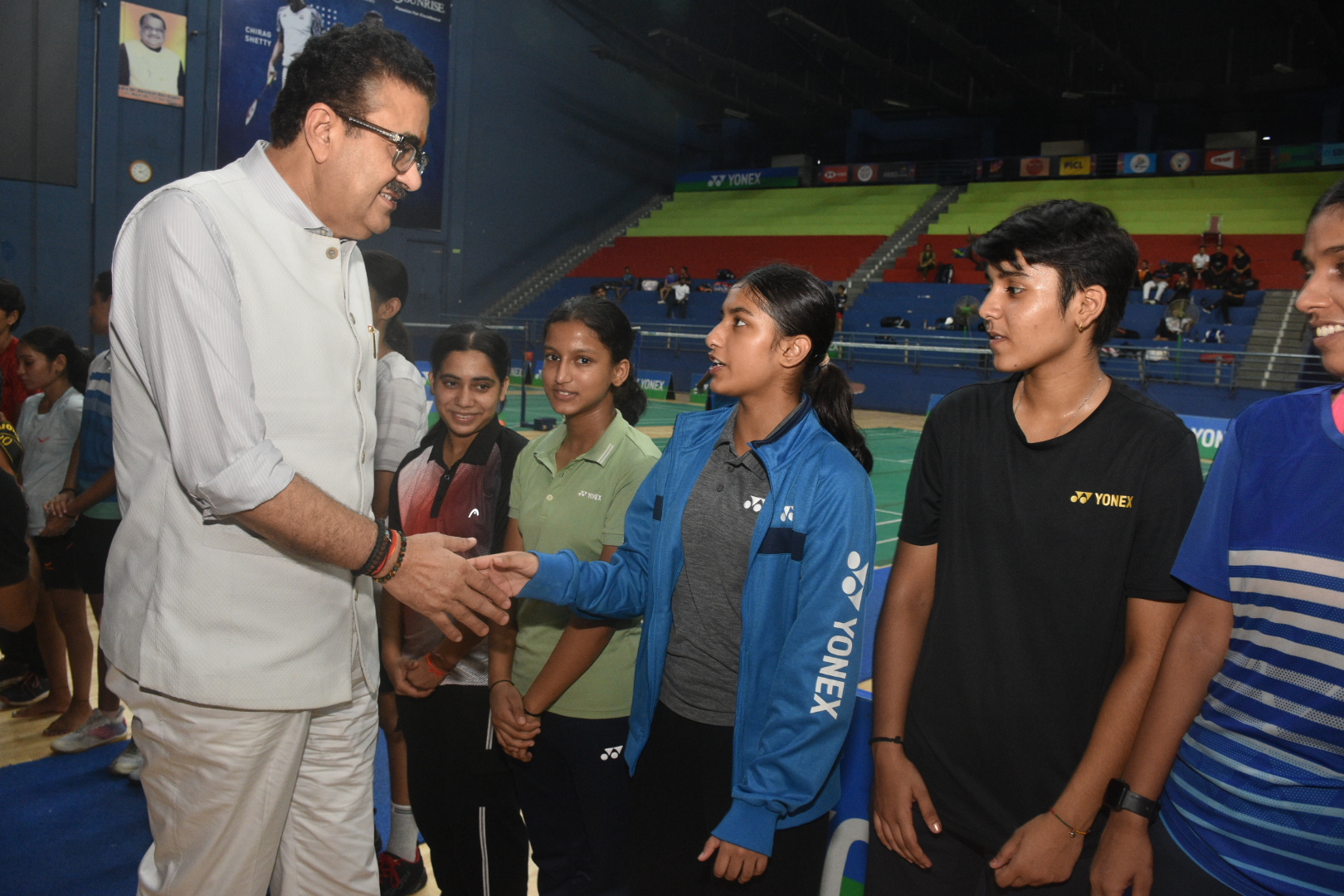 खिलाड़ियों से हाथ मिलाते हुए डा. नवनीत सहगल खिलाड़ियों से हाथ मिलाते हुए डा. नवनीत सहगल