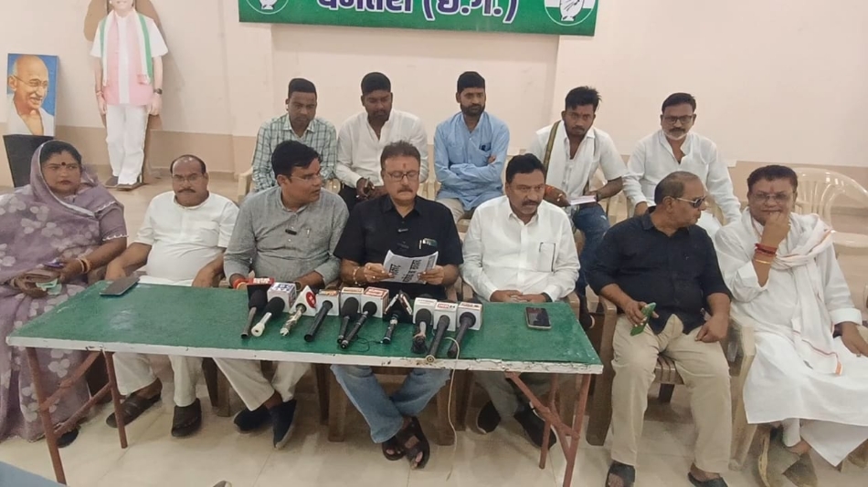 प्रेस वार्ता को संबोधित करते कांग्रेस के वरिष्ठ नेता। प्रेस वार्ता को संबोधित करते कांग्रेस के वरिष्ठ नेता।