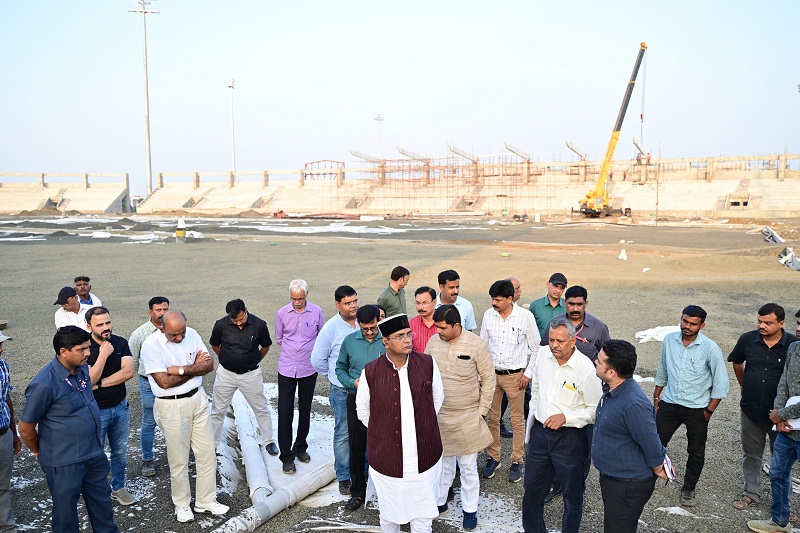 निर्माणाधीन इंटरनेशनल स्पोर्ट्स स्टेडियम का निरीक्षण करते हुए खेल मंत्री सारंग निर्माणाधीन इंटरनेशनल स्पोर्ट्स स्टेडियम का निरीक्षण करते हुए खेल मंत्री सारंग