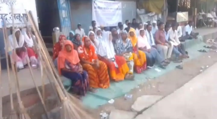 हडताल पर बैठे सफाई कर्मचारी हडताल पर बैठे सफाई कर्मचारी