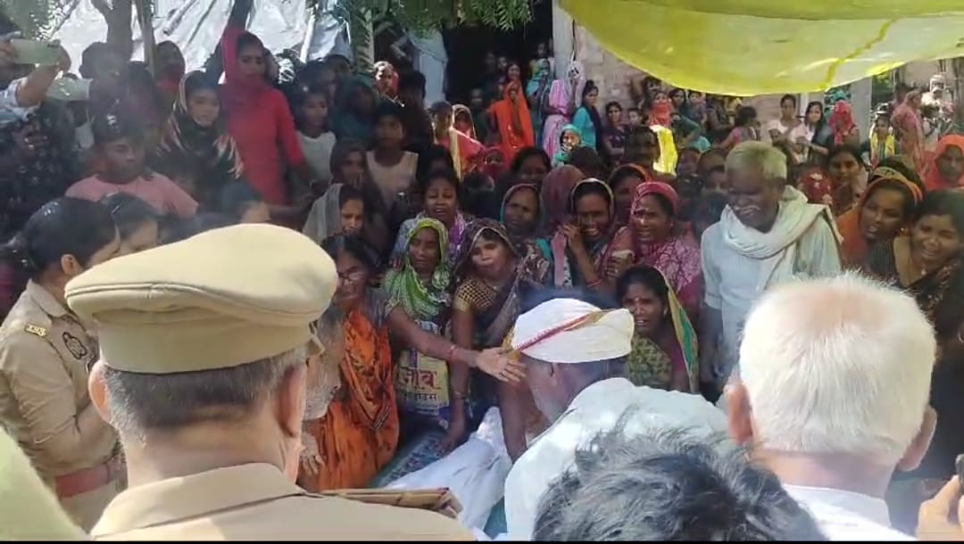 बिलखते परिजन बिलखते परिजन