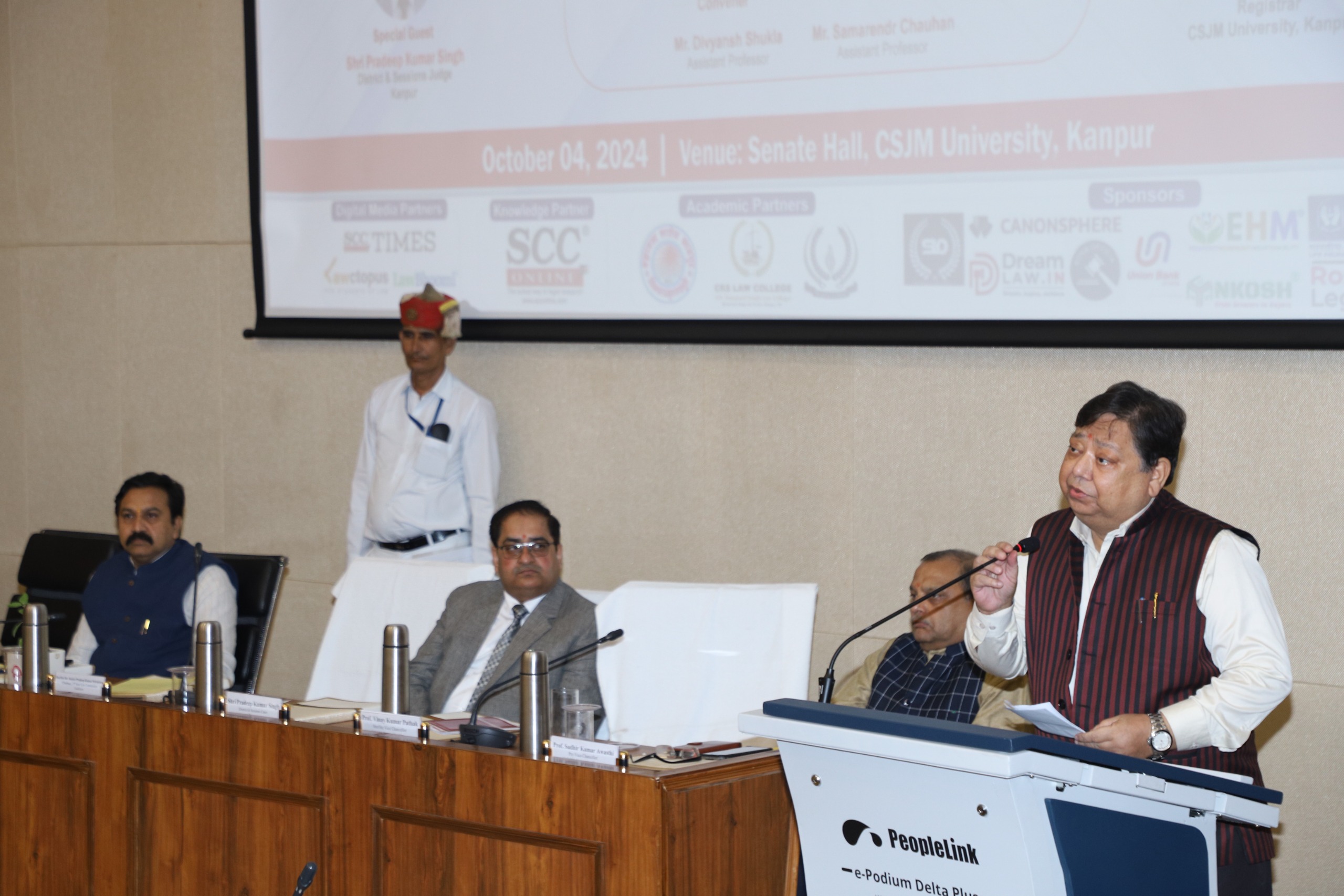 सीएसजेएमयू में आयोजित मूट कोर्ट में जानकारी देते व मंचासीन अतिथि सीएसजेएमयू में आयोजित मूट कोर्ट में जानकारी देते व मंचासीन अतिथि