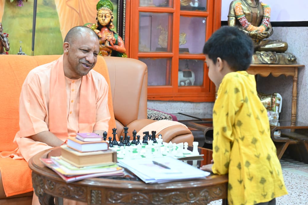 *सबसे कम उम्र के फीडे रेटेड खिलाड़ी कुशाग्र के साथ शतरंज खेल सीएम योगी ने बढ़ाया उत्साह*