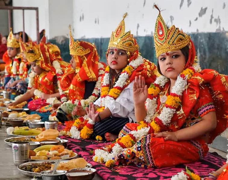 कन्या पूजन कार्यक्रम की पुरानी फोटो कन्या पूजन कार्यक्रम की पुरानी फोटो