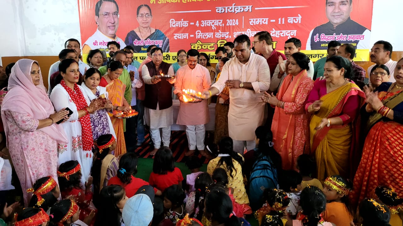 कन्याओं का पूजन करते राज्यसभा सांसद नरेश बंसल व अन्य। कन्याओं का पूजन करते राज्यसभा सांसद नरेश बंसल व अन्य।