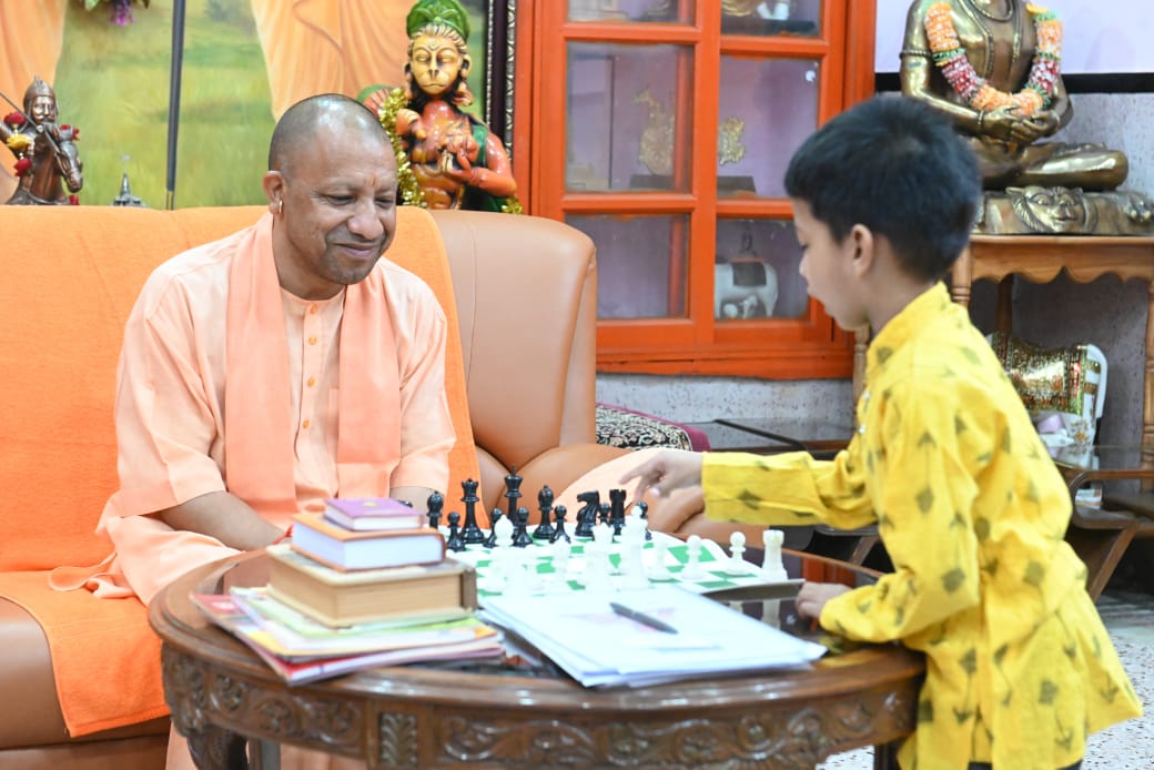 *सबसे कम उम्र के फीडे रेटेड खिलाड़ी कुशाग्र के साथ शतरंज खेल सीएम योगी ने बढ़ाया उत्साह*