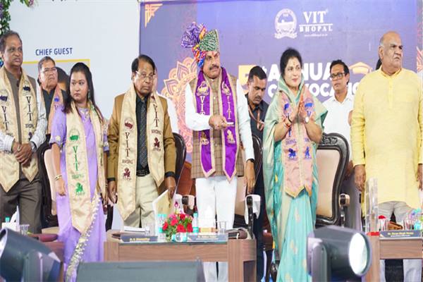 वीआईटी भोपाल यूनिवर्सिटी के वार्षिक दीक्षांत समारोह में शामिल हुए सीएम वीआईटी भोपाल यूनिवर्सिटी के वार्षिक दीक्षांत समारोह में शामिल हुए सीएम
