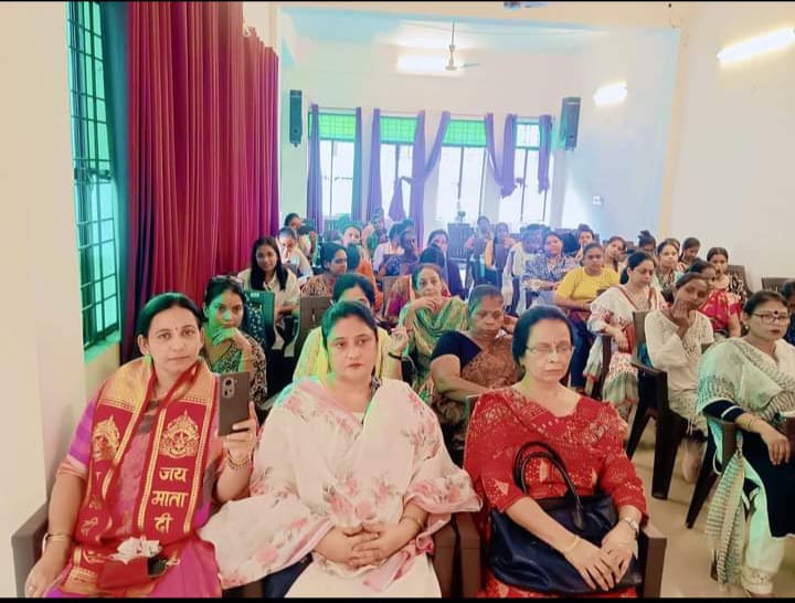 केंद्रीय राज्य मंत्री समीक्षा के दौरान उपस्थित खाद्य एवं उपभोक्ता कर्मी एवं अन्य