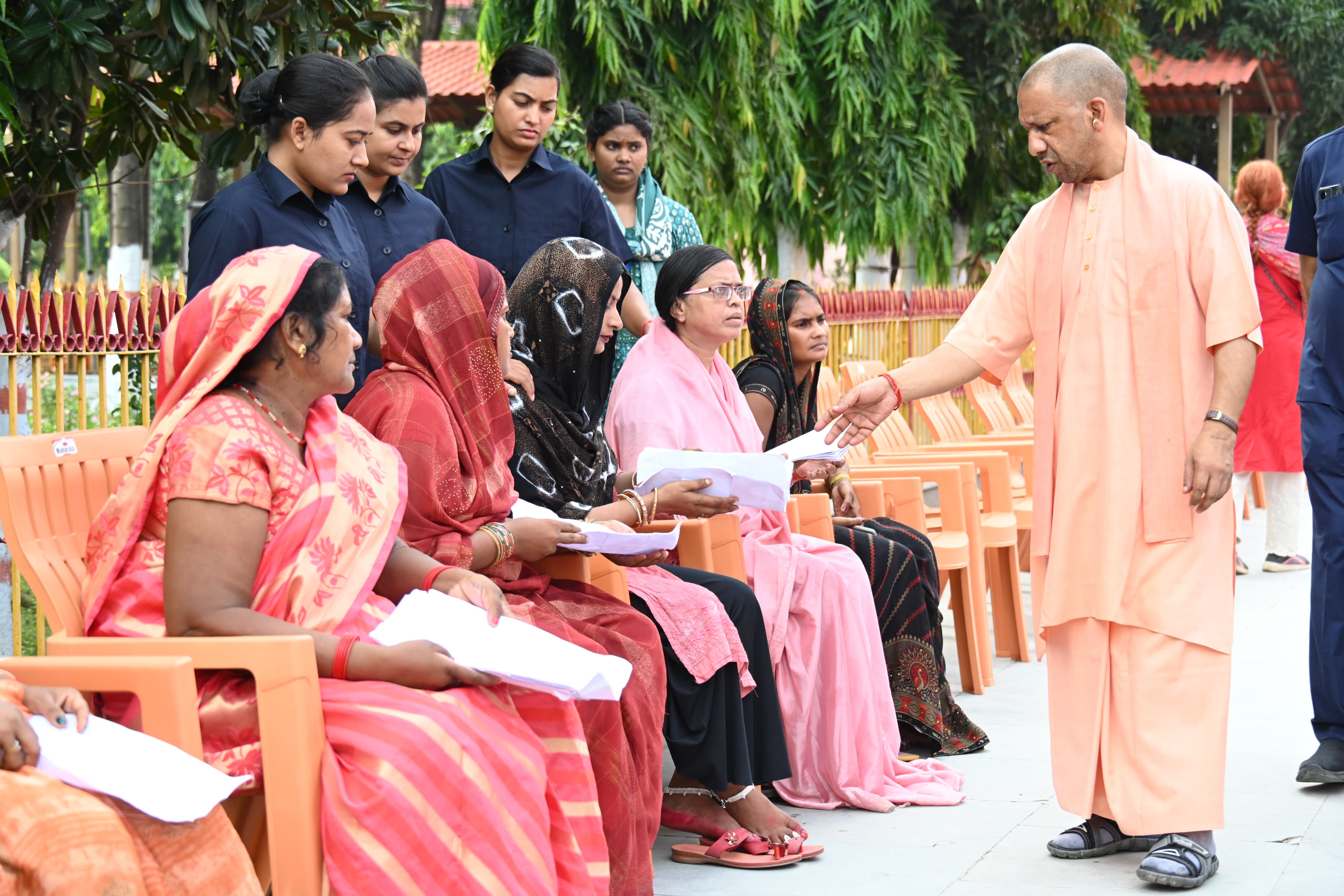 *हर जरूरतमंद का आयुष्मान कार्ड बनवाने के निर्देश दिए सीएम योगी ने* *हर जरूरतमंद का आयुष्मान कार्ड बनवाने के निर्देश दिए सीएम योगी ने*