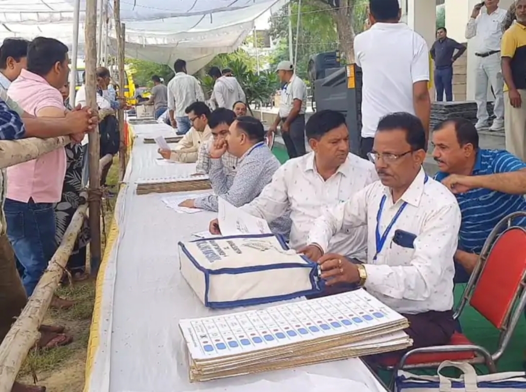 मतदान केंद्र पर रवाना होने से पहले चुनाव सामग्री लेते हुए कर्मचारी मतदान केंद्र पर रवाना होने से पहले चुनाव सामग्री लेते हुए कर्मचारी