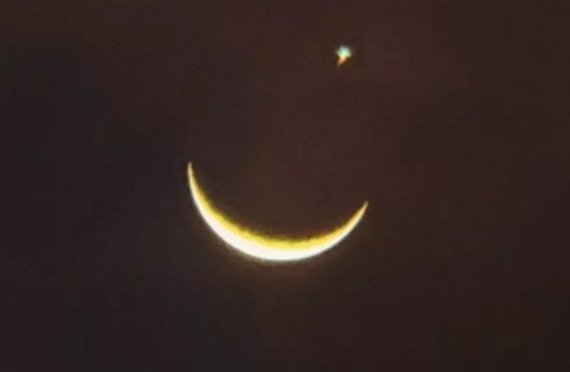आसमान में चमकता वीनस और क्रिसेंट मून (प्रतीकात्मक फोटो) आसमान में चमकता वीनस और क्रिसेंट मून (प्रतीकात्मक फोटो)