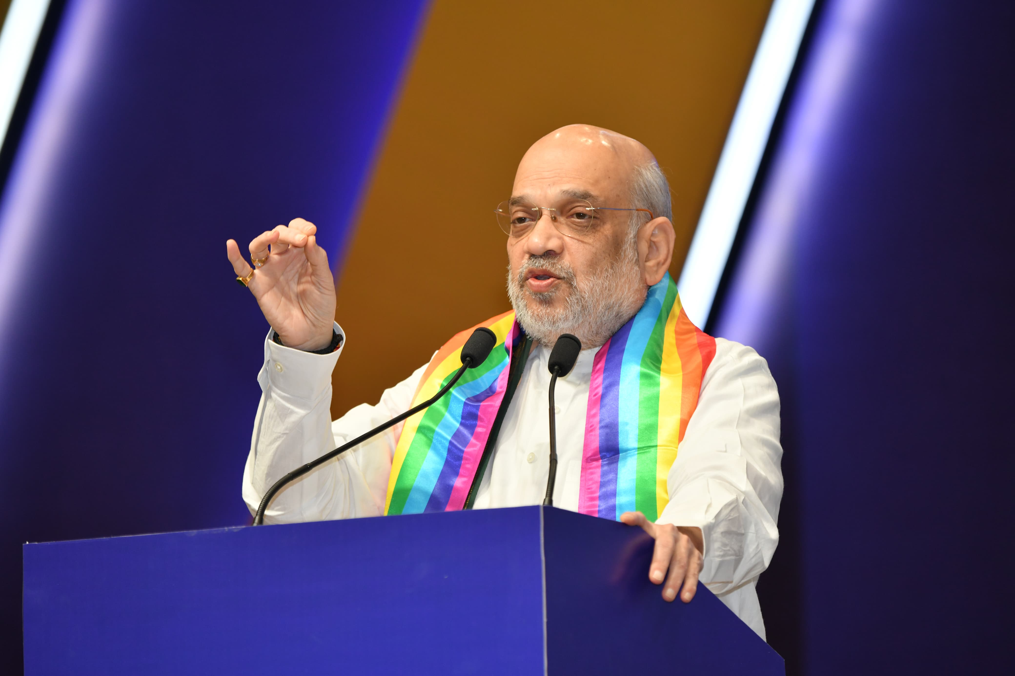 एडीसी बैंक के स्वर्णिम शताब्दी महोत्सव में कार्यक्रम को संबोधित करते केन्द्रीय गृह व सहकारिता मंत्री अमित शाह एडीसी बैंक के स्वर्णिम शताब्दी महोत्सव में कार्यक्रम को संबोधित करते केन्द्रीय गृह व सहकारिता मंत्री अमित शाह