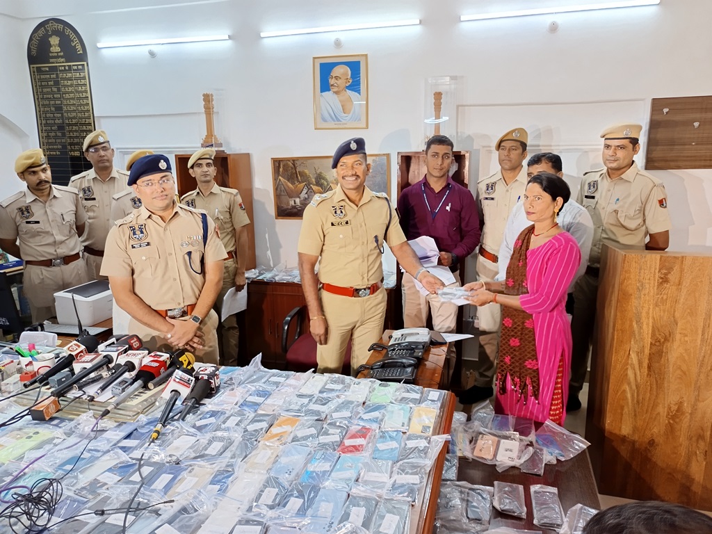 गुम और चोरी हुए एक करोड़ रुपए के मोबाइल ढूंढकर उनके मालिकों को लौटाए