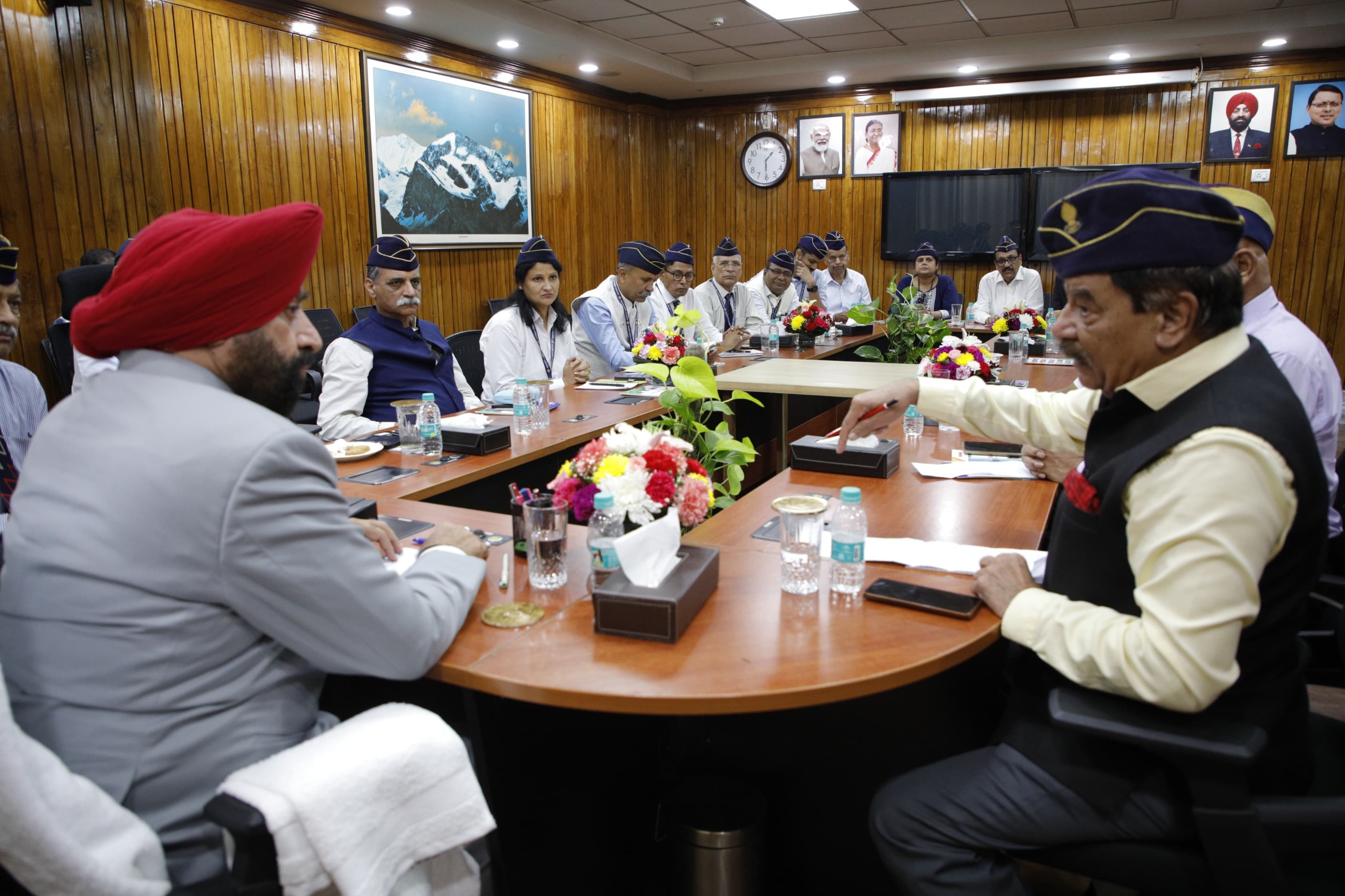 उत्तराखंड के राज्यपाल शुक्रवार को उत्तराखंड सदन नई दिल्ली में राष्ट्रीय सैनिक संस्था के पदाधिकारियों के साथ बैठक करते। उत्तराखंड के राज्यपाल शुक्रवार को उत्तराखंड सदन नई दिल्ली में राष्ट्रीय सैनिक संस्था के पदाधिकारियों के साथ बैठक करते।