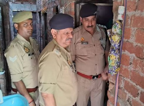 पति—पत्नी के खुदकुशी के बाद घटना की जांच करते पुलिस अधिकारी पति—पत्नी के खुदकुशी के बाद घटना की जांच करते पुलिस अधिकारी