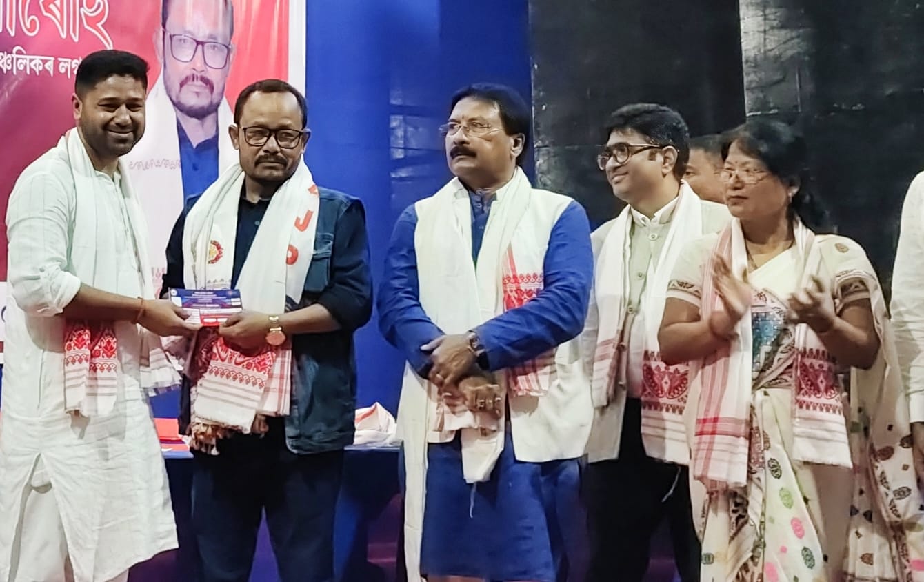 गोलाघाट: पूर्व विधायक जितेन गोगोई के असम जातीय परिषद में शामिल होने की तस्वीर। चित्र में पार्टी अध्यक्ष लुरिनज्योति गोगोई तथा महासचिव जगदीश भुइयां भी परिलक्षित हैं। गोलाघाट: पूर्व विधायक जितेन गोगोई के असम जातीय परिषद में शामिल होने की तस्वीर। चित्र में पार्टी अध्यक्ष लुरिनज्योति गोगोई तथा महासचिव जगदीश भुइयां भी परिलक्षित हैं।