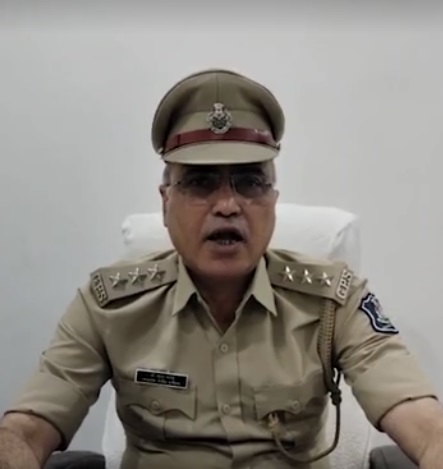 सूरत पुलिस के एसीपी विपुल पटेल घटना के संबंध में जानकारी देते हुए।