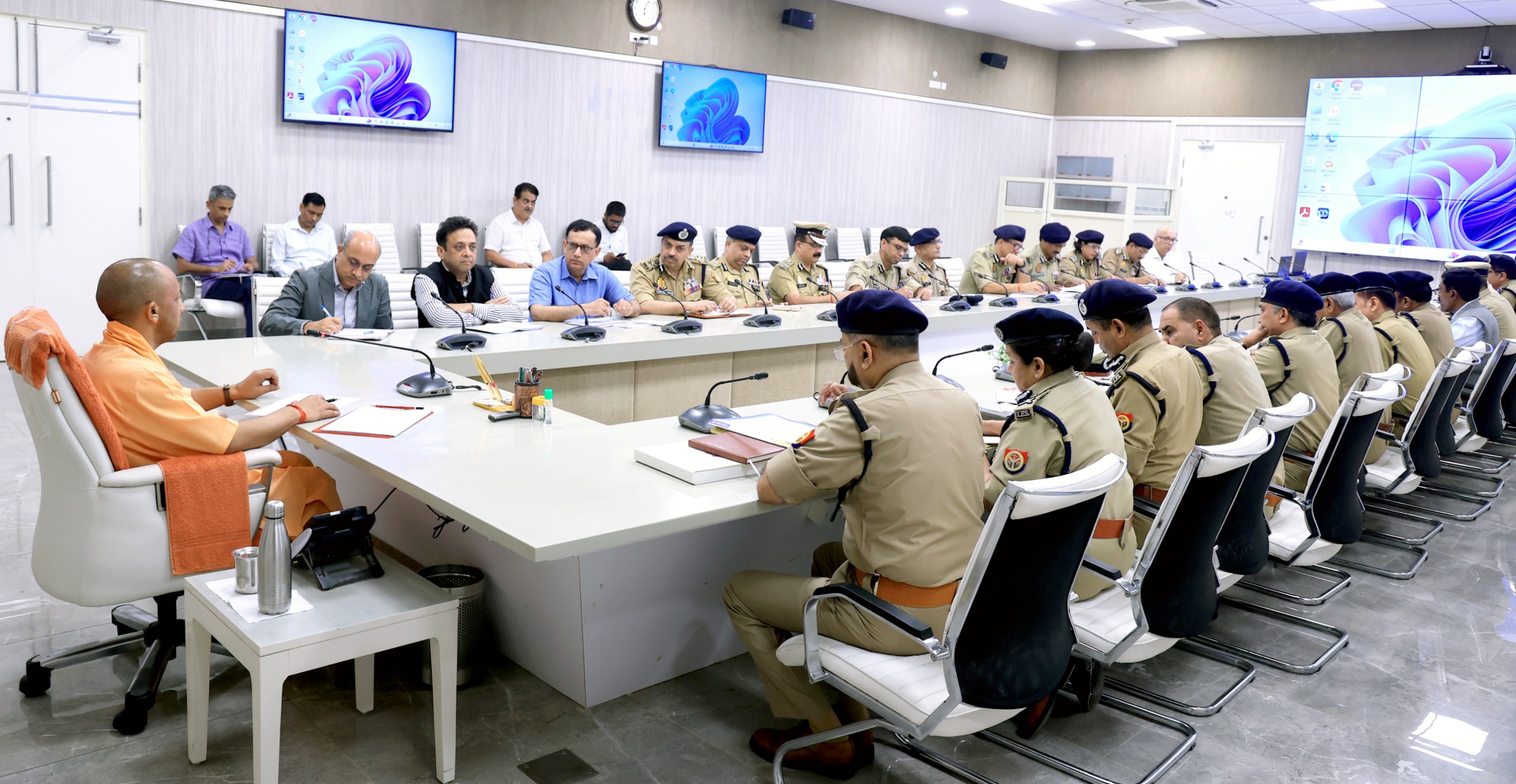 पुलिस अधिकारियों के साथ बैठक करते सीएम योगी पुलिस अधिकारियों के साथ बैठक करते सीएम योगी