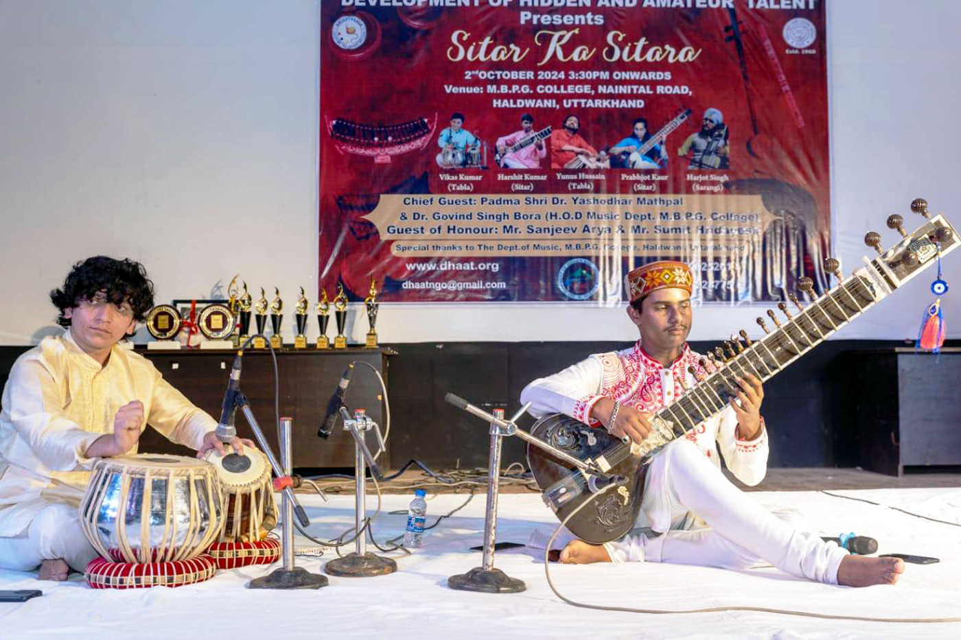 सितार वादन की प्रस्तुति देते हर्षित।