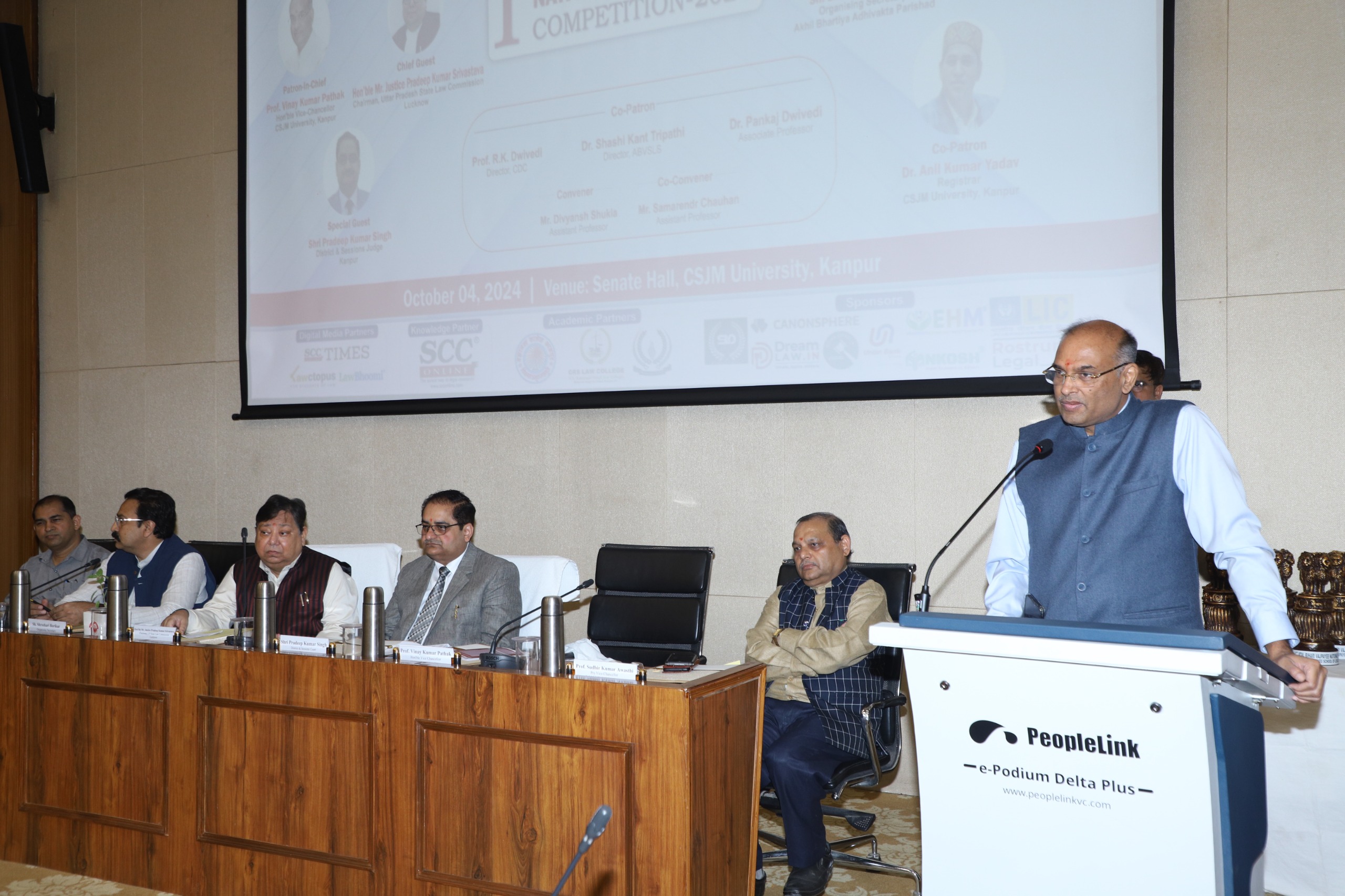सीएसजेएमयू में आयोजित मूट कोर्ट में जानकारी देते व मंचासीन अतिथि