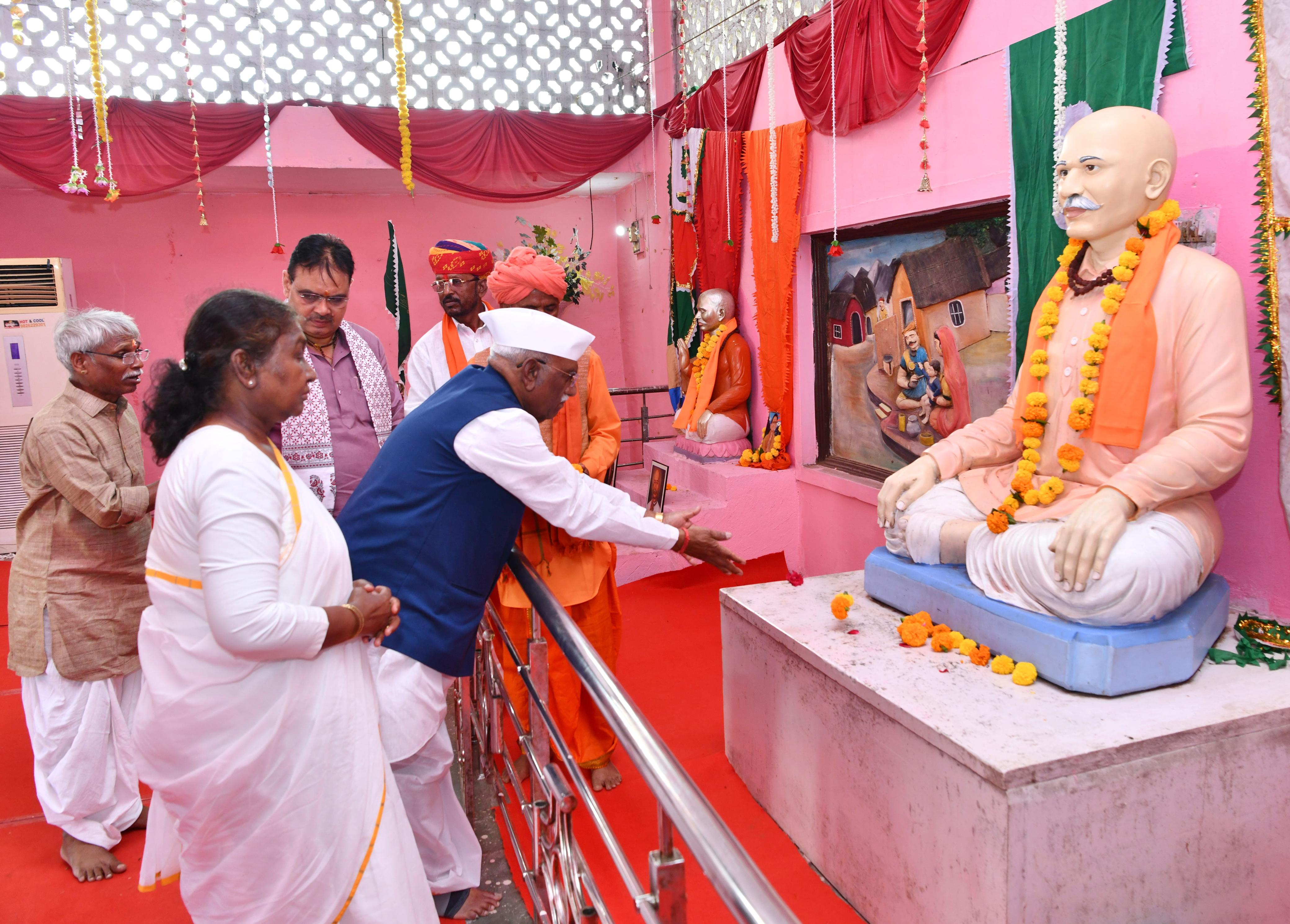 राष्ट्रपति के साथ मानगढ़ धाम में धूनी दर्शन कर शहीदों को नमन किया राष्ट्रपति के साथ मानगढ़ धाम में धूनी दर्शन कर शहीदों को नमन किया