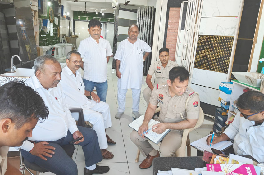 4 Snp- 3 सोनीपत:दुकान में चोरी की सूचना के बाद पहुंचे एसएचओ सवित कुमार और व्यापारी नेता। 4 Snp- 3 सोनीपत:दुकान में चोरी की सूचना के बाद पहुंचे एसएचओ सवित कुमार और व्यापारी नेता।