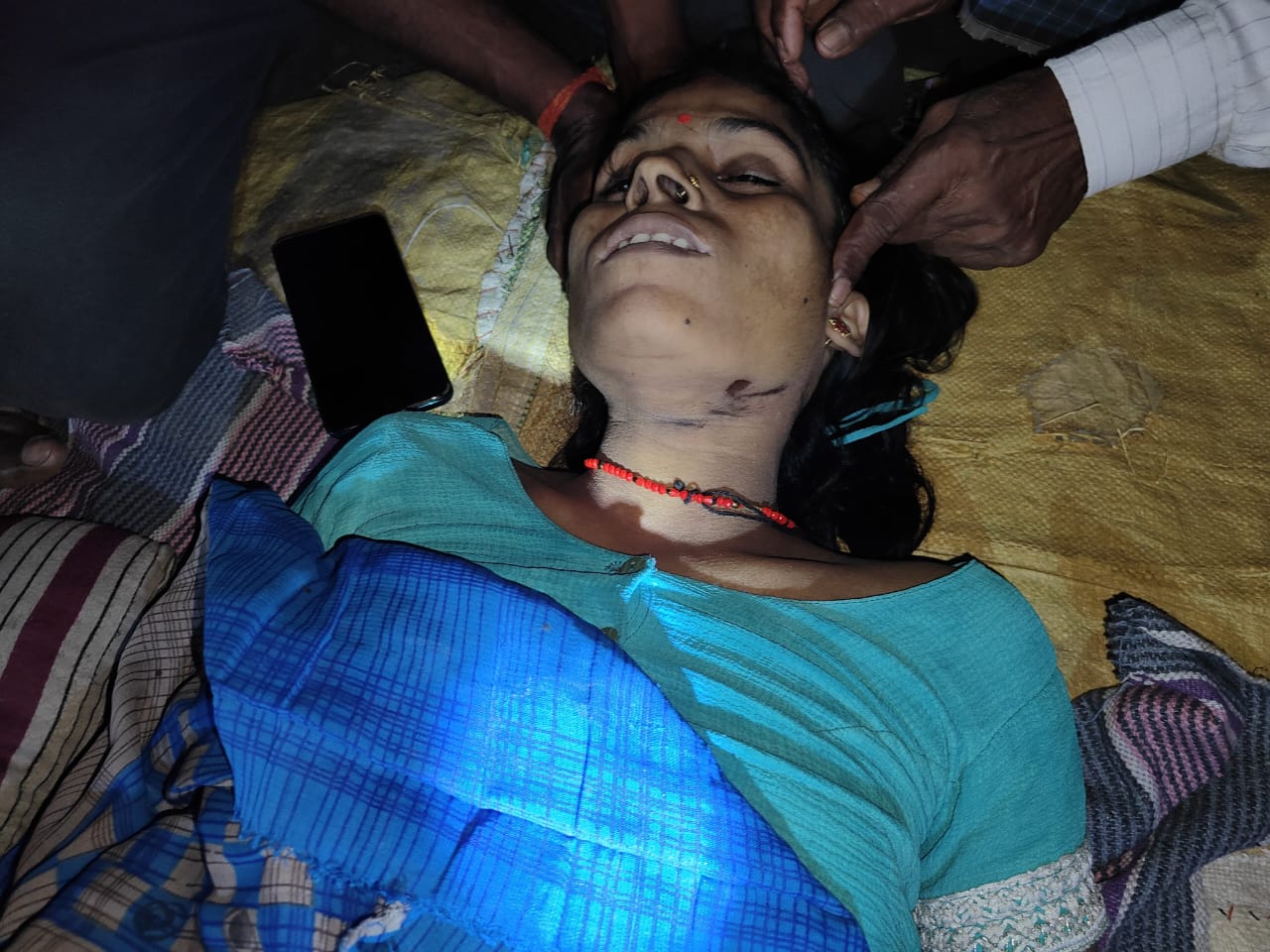 गला में फंदा डाला , तीन बच्चे की मां।