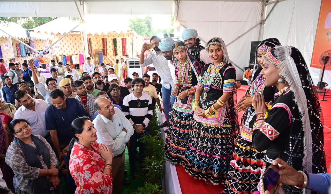 कालबेलिया नृत्य को देखकर इन कलाकारों की कला की प्रशंसा कर उन्हें प्रोत्साहित किया।