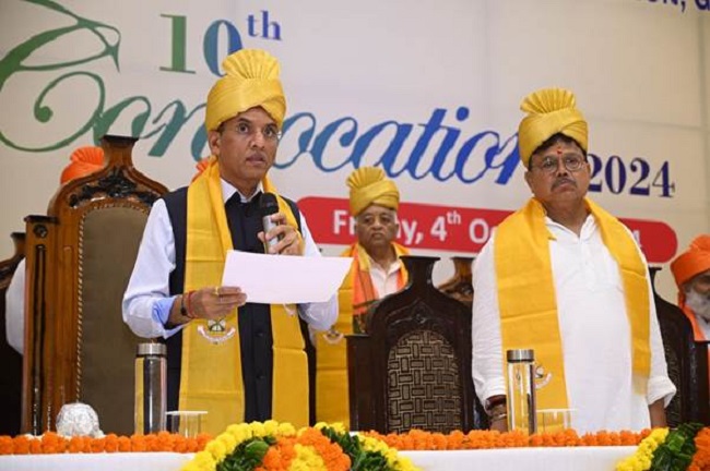 डॉ. मनसुख मांडविया लक्ष्मीबाई राष्ट्रीय शारीरिक शिक्षण संस्थान के 10वें दीक्षांत समारोह को संबोधित करते हुए