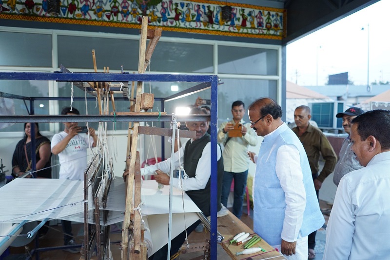 मंत्री दिलीप जायसवाल ने भोपाल हाट में आयोजित खादी उत्सव-2024 का भ्रमण करते हुए मंत्री दिलीप जायसवाल ने भोपाल हाट में आयोजित खादी उत्सव-2024 का भ्रमण करते हुए