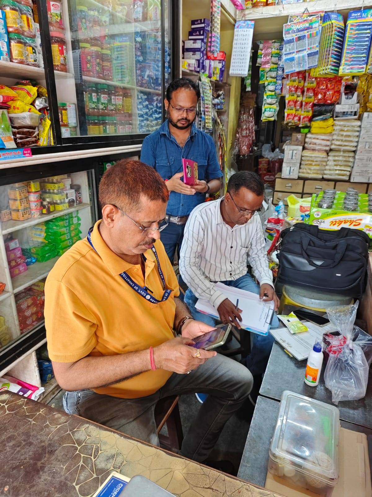 सैंपल कलेक्ट करते अधिकारी
