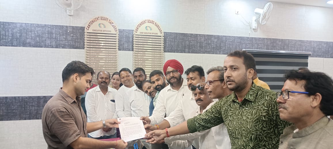 सीईओ को ज्ञापन सौंपते प्रदर्शनकारी सीईओ को ज्ञापन सौंपते प्रदर्शनकारी